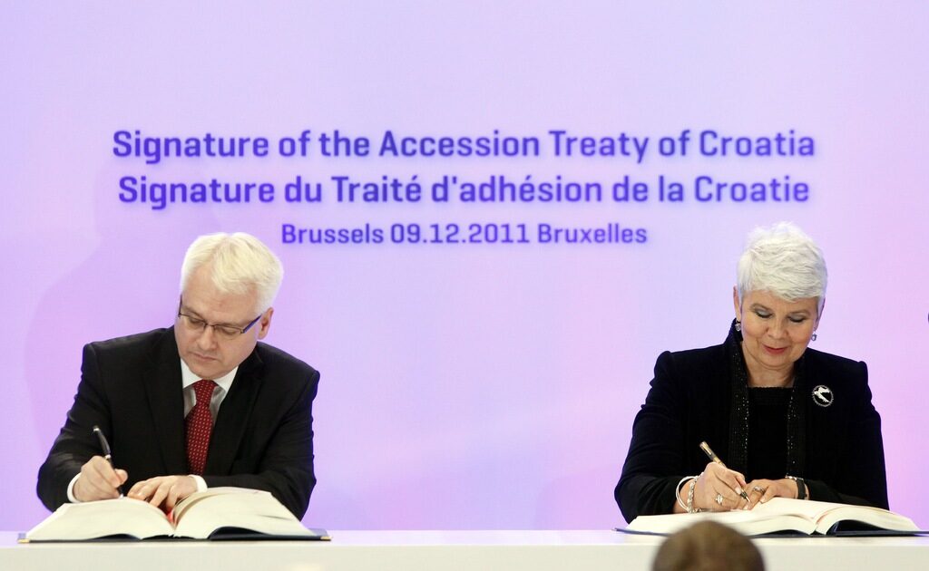 Президентът Иво Йосипович и бившият премиер Ядранка Косор подписват договора за присъединяването на Хърватия към ЕС.