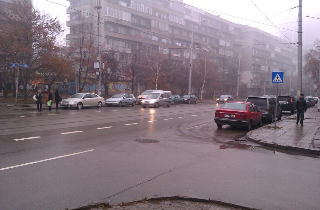 Бул. "Шипченски проход" между завод "Електроника" и ул. "Николай Коперник".<br />
<br />
Тук наистина имаше нужда да сложат пешеходна пътека, но освен знаците трябва и пътна маркировка за по-прегледно.<br />
<br />
Виждат се три уплашени пешеходки, които не смеят да пресекат, защото най-вероятно не знаят, че са точно върху пешеходната пътека.