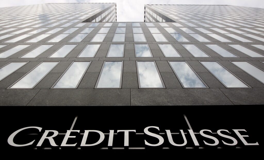 Credit Suisse е една от двете банки, чиито рейтинг е понижен с две степени.