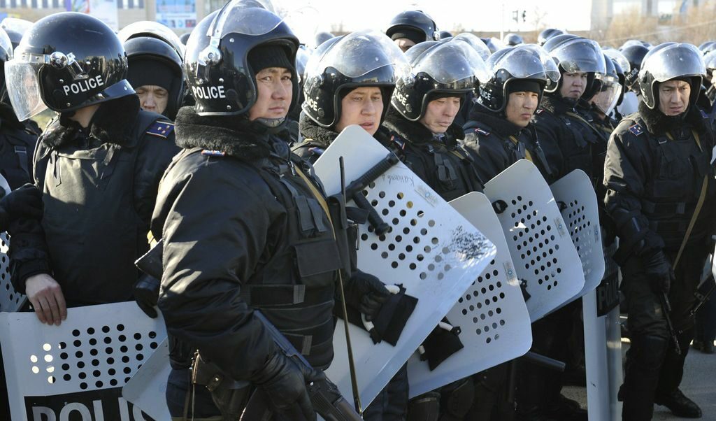 Полицаи за борба с безредиците са заели готовност в регионалната столица Актау