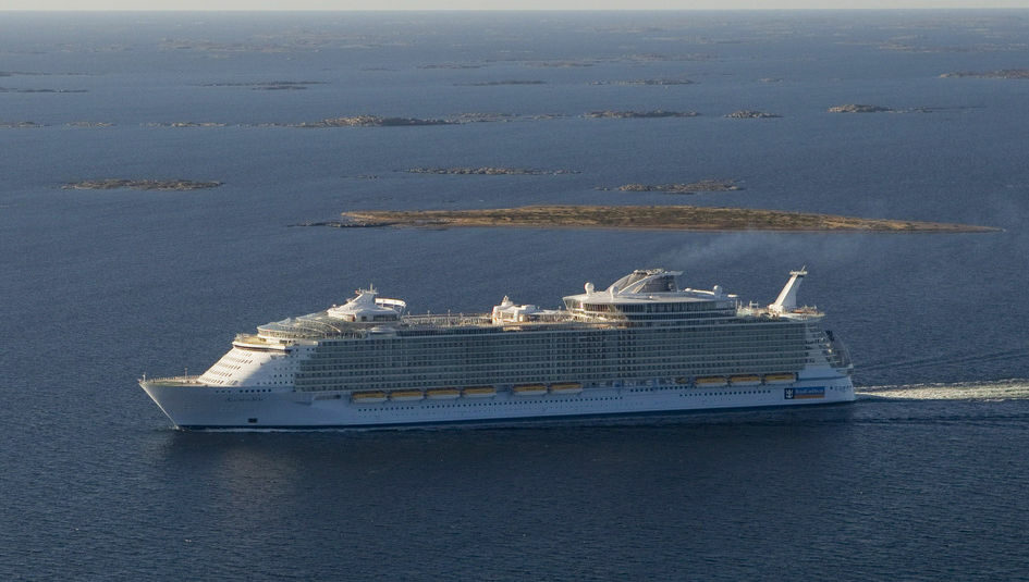 Най-големите кораби в света са близнаците Oasis of the Seas и Allure of the Seas, но те засега плават само от американски пристанища