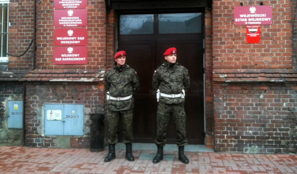 Военни полицаи охраняват входа на военната прокуратура в Познан, където се простреля прокурорът Миколай Пжибил