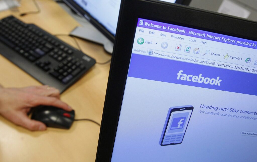 Facebook засилва "приятелското следене" онлайн Facebook засилва "приятелското следене" онлайн
