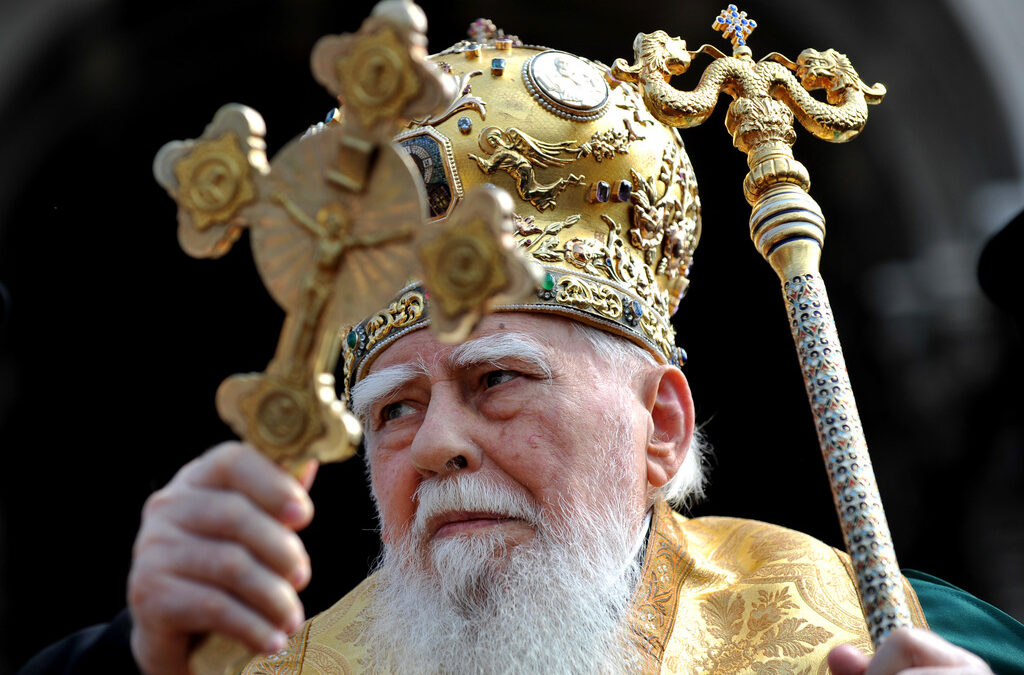 Патриарх Максим, който е начело на църквата вече 40 години, трябва да се справя с поредната криза в нея
