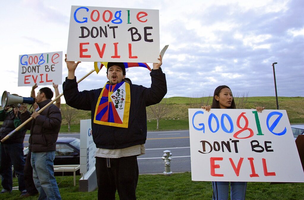 Новият браузърен плъгин иронично носи името на неофициалното мото на Google - Don't be evil, което в превод означава "Не бъди зъл".