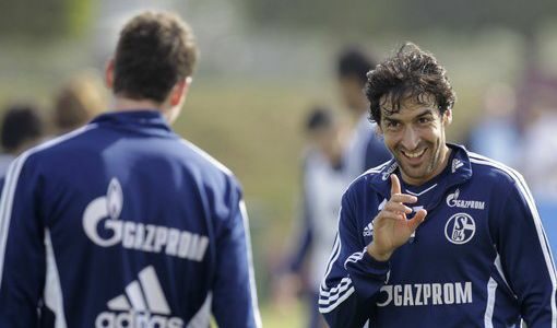 Испанският нападател на "Шалке" Раул има десет гола този сезон<br />