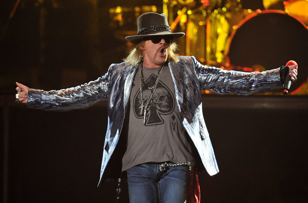 Аксел Роуз по време на концерт на Guns N' Roses през 2010 г.