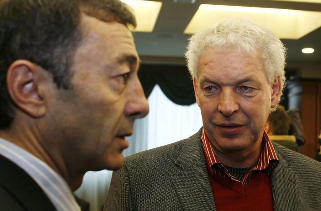 През 2008 г. Топмьолер бе треньор на Грузия, когато жребият за квалификациите на Световното първенство през 2010 г. изпрати грузинците в група с България През 2008 г. Топмьолер бе треньор на Грузия, когато жребият за квалификациите на Световното първенство през 2010 г. изпрати грузинците в група с България