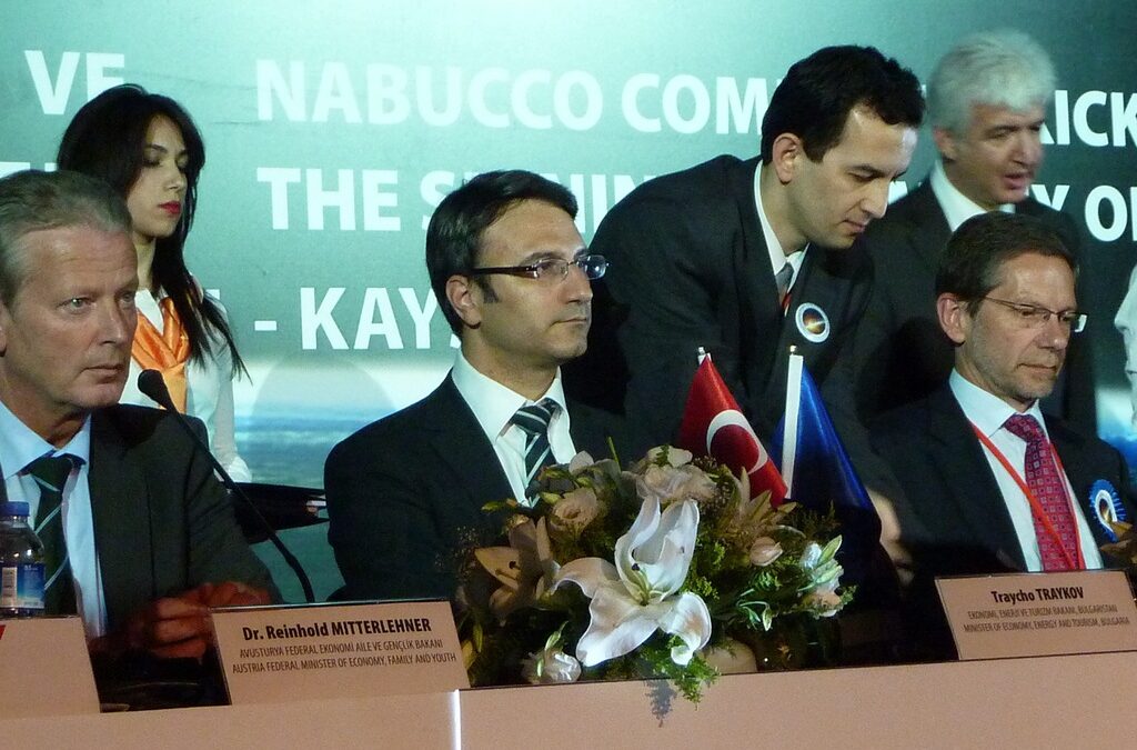 <span style="background-color: rgb(232, 232, 232); ">Снимка от юни месец, когато страните - участнички в проекта за изграждане на газопровода &quot;Набуко&quot;, <a target="_blank" href="http://www.dnevnik.bg/biznes/2011/06/08/1102890_stranite_-_uchastnici_v_nabuko_se_suglasiha_da/">подписаха споразумения</a><font color="#333333" face="Georgia, 'Times New Roman', Times, serif" size="3"> за политическа подкрепа на тръбата</font></span>