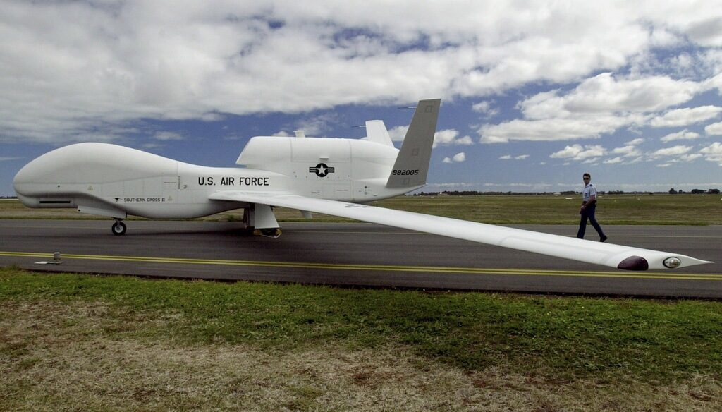 В рамките на програмата ще бъдат закупени пет безпилотни самолета Global Hawk (на снимката)