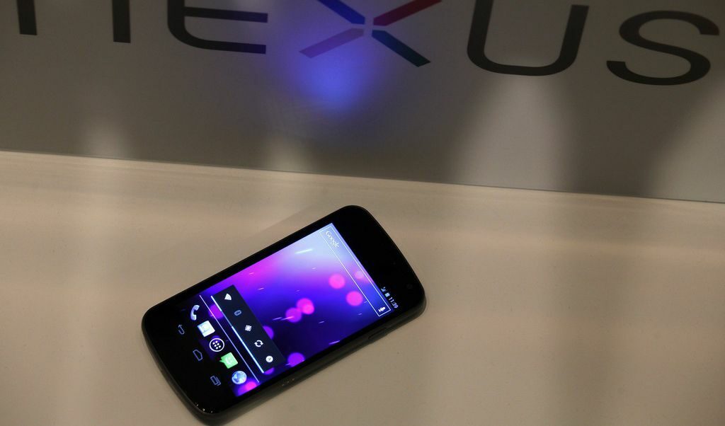 Apple твърдят, че софтуерът в новия Samsung Galaxy Nexus използва патентовани от компанията функции.