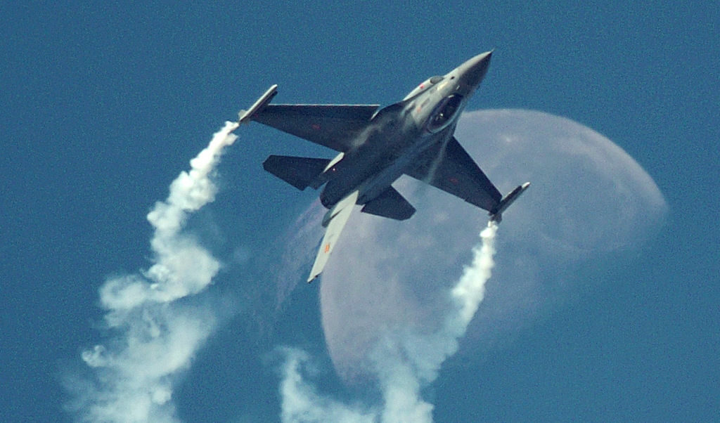 F-16 прави лупинг на фона на луната