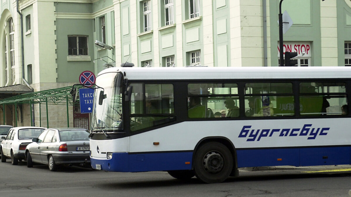 Месечните карти за градски транспорт в Бургас поскъпват с 1 лев