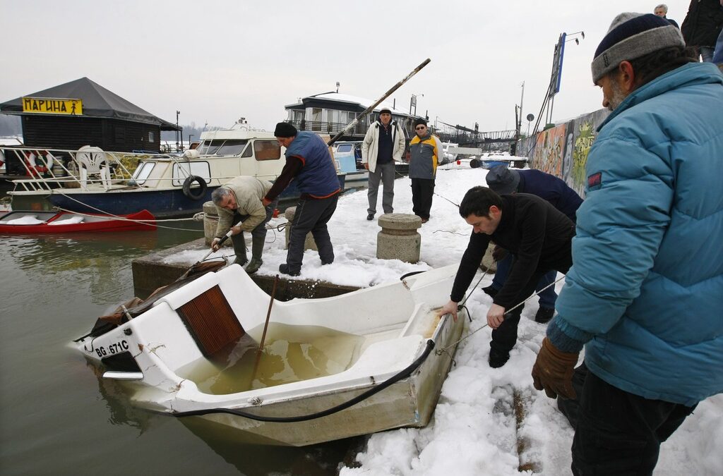 Сърби се опитват да спасят моторница от водите на Дунав в Белград Сърби се опитват да спасят моторница от водите на Дунав в Белград