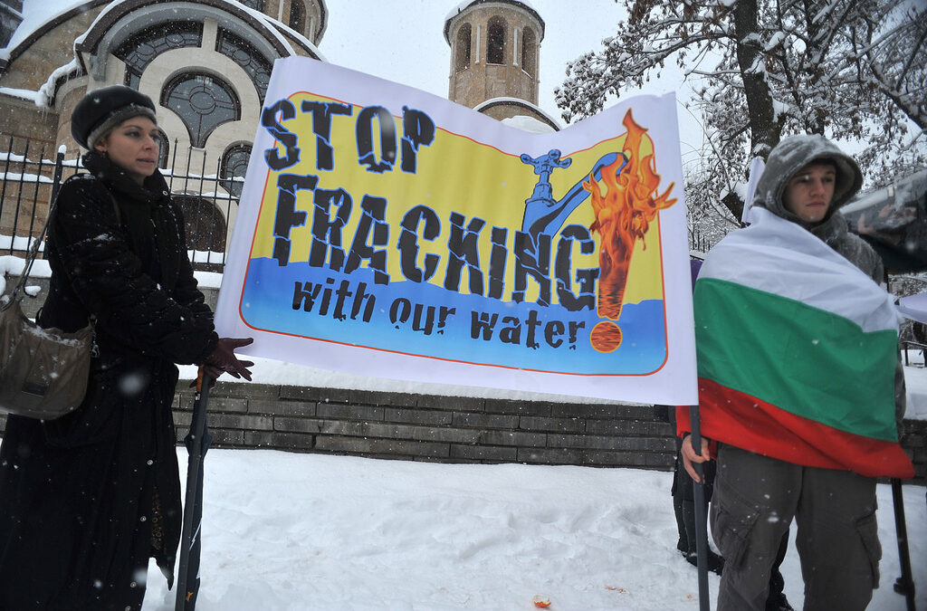 Протест срещу добива на шистов газ пред румънското посолство през януари. Протест срещу добива на шистов газ пред румънското посолство през януари.