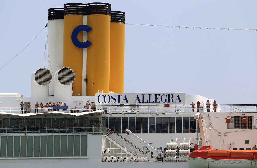 Costa Allegra, на който всички двигатели излязоха извън строя след пожар, беше изтеглен на буксир до Сейшелите