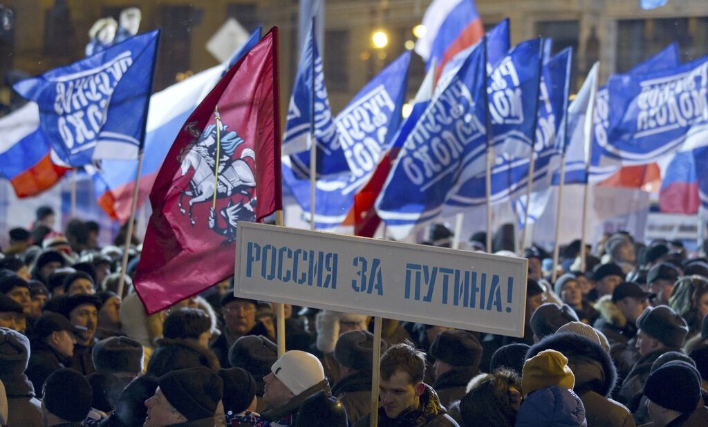 "Русия е за Путин", пише на плаката на митинга в подкрепа на победителя. Много ог участниците са докарани с автобуси от провинцията и според репортери настроението не е много приповдигнато. Освен избирателите в третия си мандат Путин ще трябва да си осигури и подкрепата на апарата.<br />