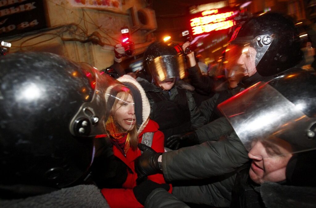 Police detain a participant during an opposition protest near Pushkin square in central Moscow March 5, 2012.  Thousands of protesters chanting "Russia without Putin" took to the streets of Moscow on Monday to challenge Vladimir Putin's victory in a presidential election which international monitors said was unfair.  REUTERS/Mikhail Voskresensky (RUSSIA  - Tags: POLITICS ELECTIONS CIVIL UNREST)