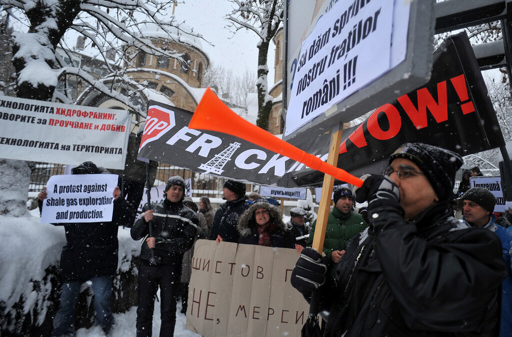 Протест срещу добива на шистов газ пред румънското посолство на 26 януари.