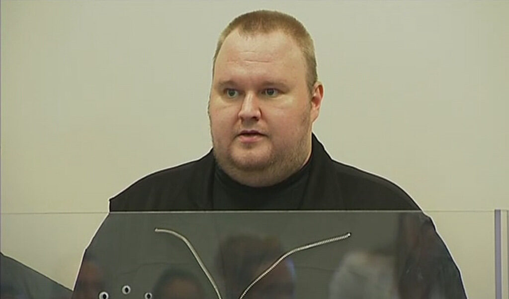 Собственикът на Megaupload Ким Дотком беше арестуван по искане на американските власти след обвинения в подповагане на интернет пиратство.