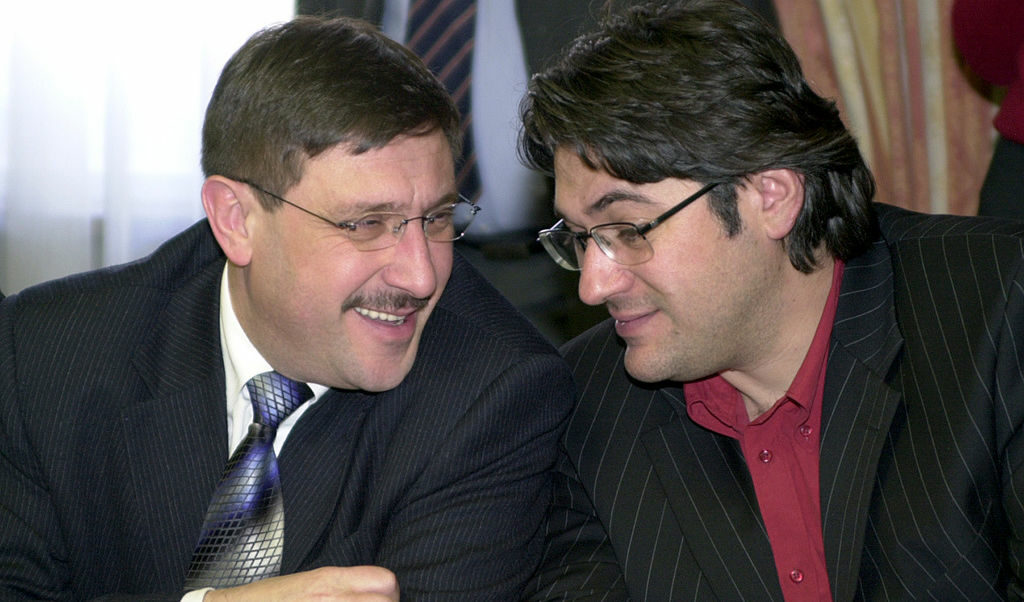 Максим Бехар с Красимир Гергов, който също бе <a href="http://www.dnevnik.bg/bulgaria/2009/08/03/765520_radosvet_radev_krasimir_gergov_petur_mandjukov_-_sred/">посочен от комисията</a> като свързан с бившите спецслужби.