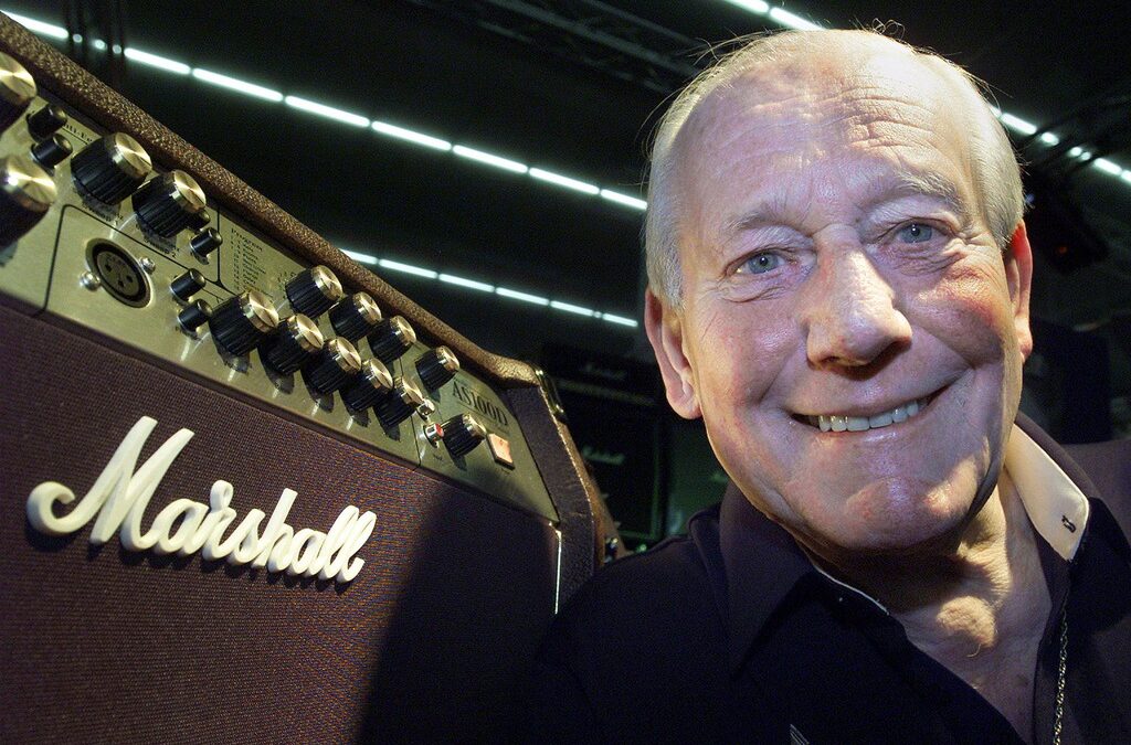Джим Маршал заедно с един от продуктите си на Musikmesse във Франкфурт през 2002 г.