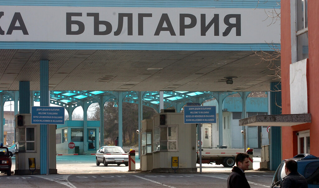 Митничари заловиха терариум, пренасян в туристическа раница