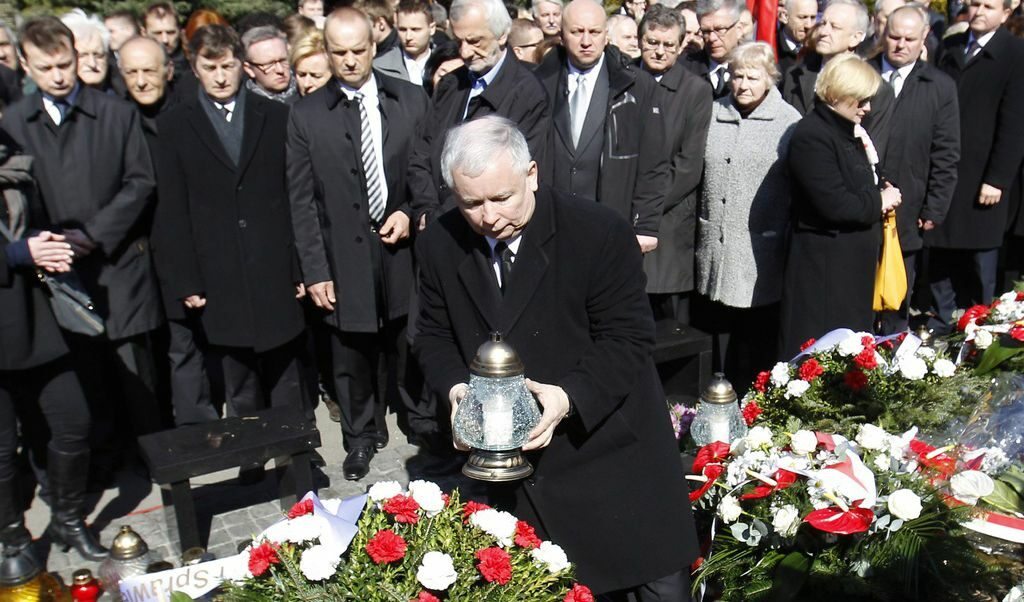 Братът на загиналия президент Лех Качински, Ярослав, по време на церемонията за почитането на паметта на жертвите от катастрофата.<br />