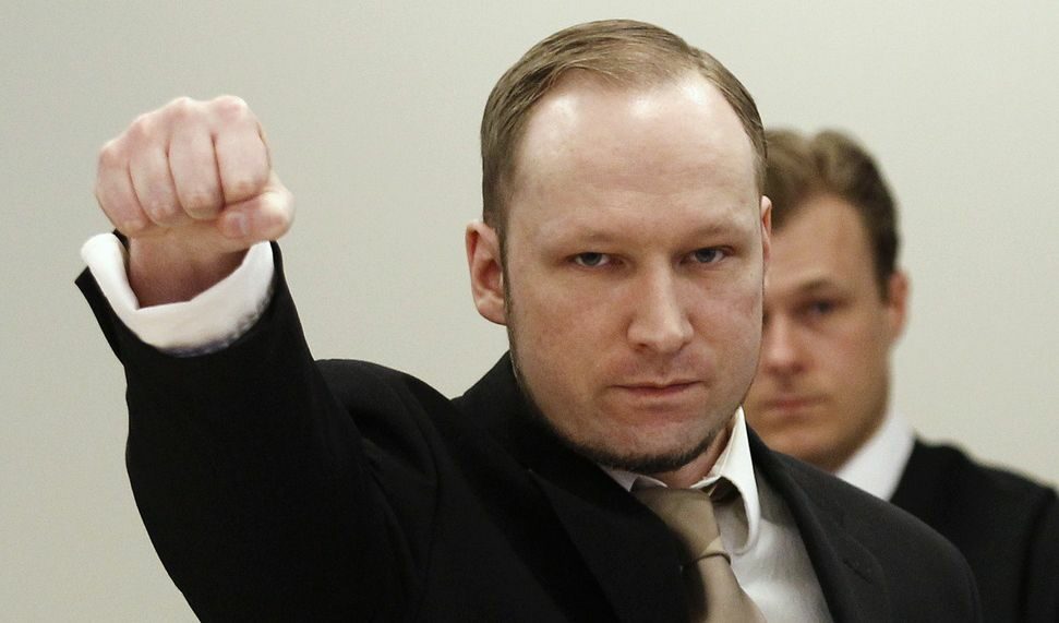 Андерш Брейвик отправя крайнодесен поздрав преди изслушването си в съда