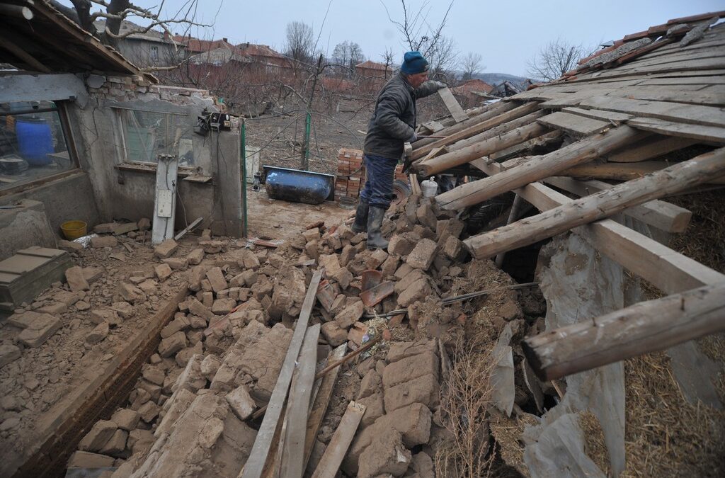 Разрушени сгради в село Бисер - снимката е архивна Разрушени сгради в село Бисер - снимката е архивна
