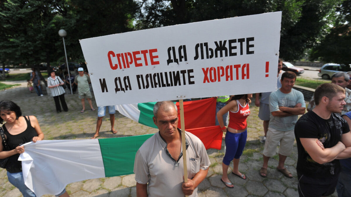 През август 2010 г. в Меричлери се проведоха два паралелни протеста - единият срещу работата на кариерата, заради опасения от замърсяване на въздуха, а другият - в подкрепа на предприятието и срещу клеветническите твърдения (на снимката).