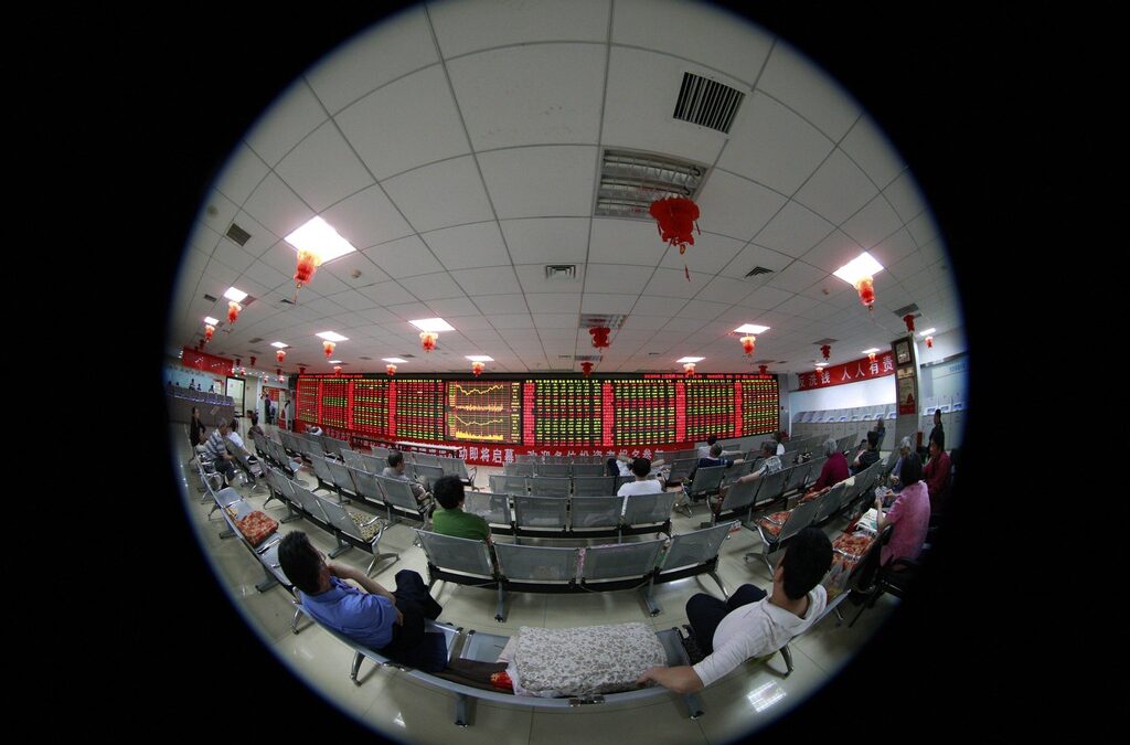 В Азия сряда също се оказа ден на спадове. Водещият индекс в токио Nikkei 225 завърши деня със загуба от близо процент и половина, в Хокног - Hang Seng спадна с 0.75 на сто.