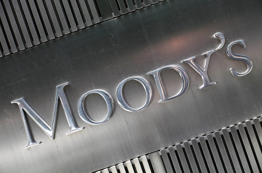 Moody’s ще започне да намалява рейтингите на 100 банки