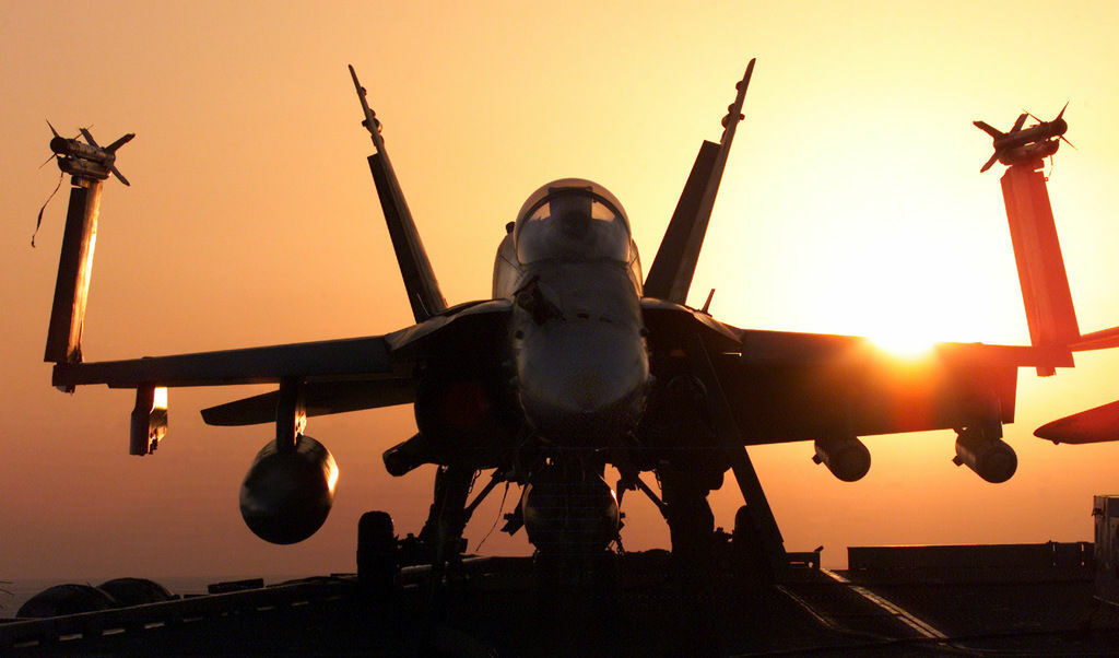 Американски изтребител F-18 Hornet на бирда на самолетоносача "Карл Винсън" някъде в Арабско море