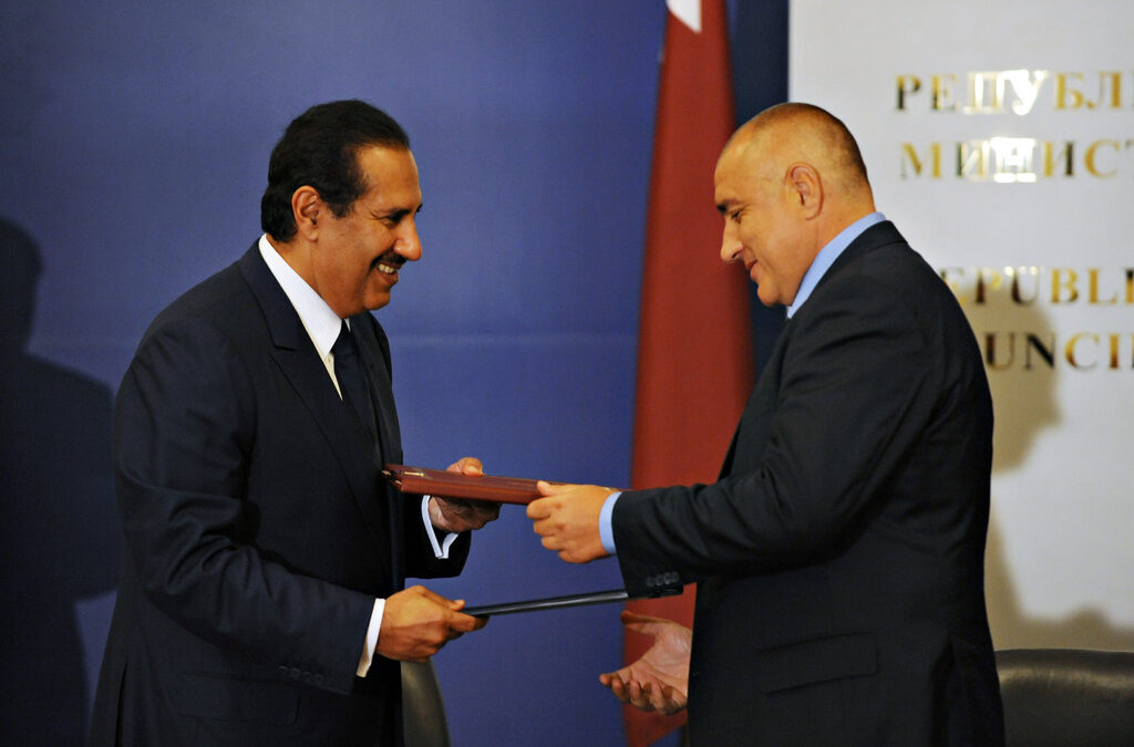 <span style="background-color: rgb(232, 232, 232); ">Осем двустранни документа <a href="http://www.dnevnik.bg/biznes/2012/05/17/1829589_katar_vlaga_200_mln_dolara_na_depozit_v_bnb_za_da/" target="_blank">бяха подписани </a><font color="#333333" face="Georgia, Times New Roman, Times, serif" size="3">между България и Катар вчера</font></span>