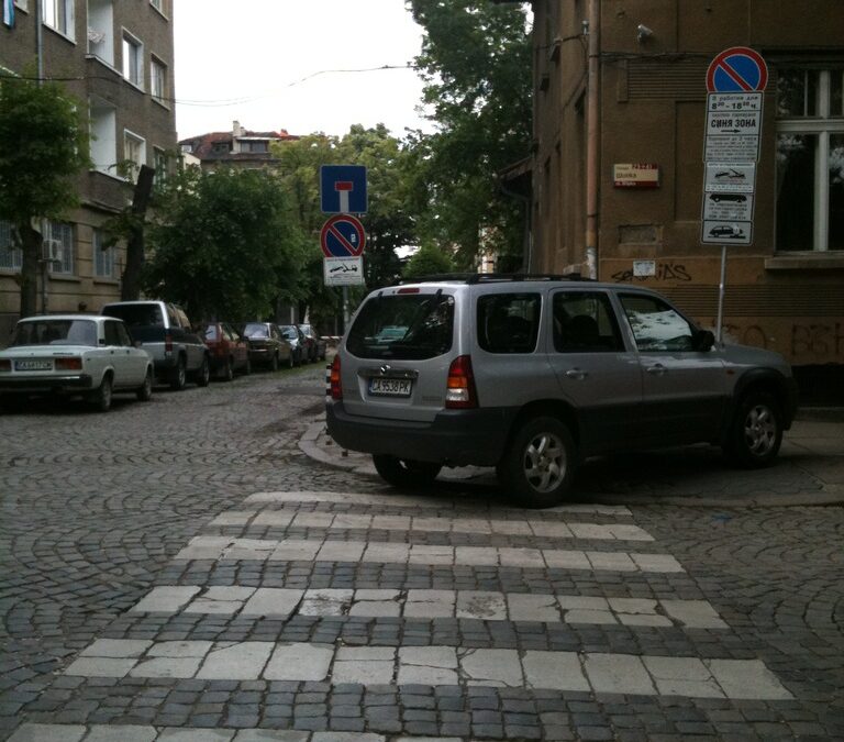 Това и написах на бележчицата, която оставих под чистачката на този хубостник. Само през една кола по-надолу имаше място за паркиране като слънце, а днес и синя зона няма, защото е почивен ден.