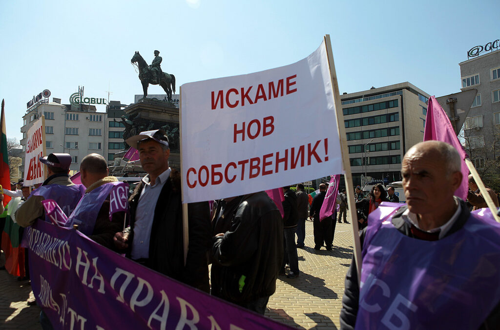 През април работници от ОЦК-Кърджали протестираха парламента срещу собственика на предприятието Валентин Захариев