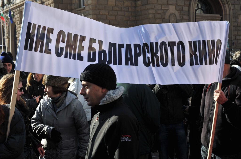 Снимката е от протеста на дейците на кино изкуството през 2010 г. с искане оставката на Вежди Рашидов