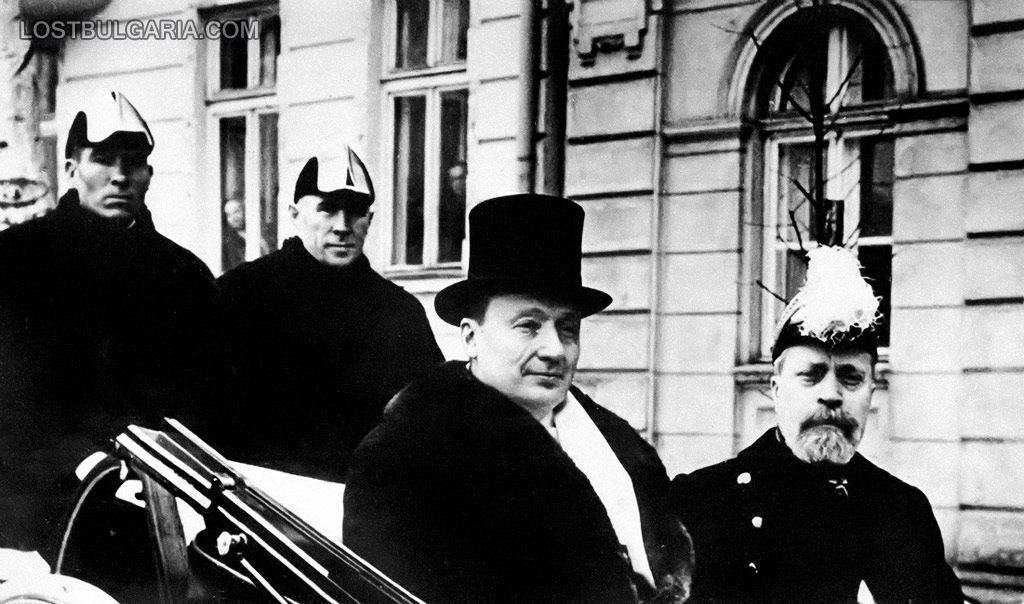 България поддържа неутралитет и отказва да се присъедини към Тристранния пакт на два пъти през 1940 г. Началникът на канцеларията на Цар Борис Павел Груев (вдясно) и американският посланик Джордж Ърл III, София 1940 г.
