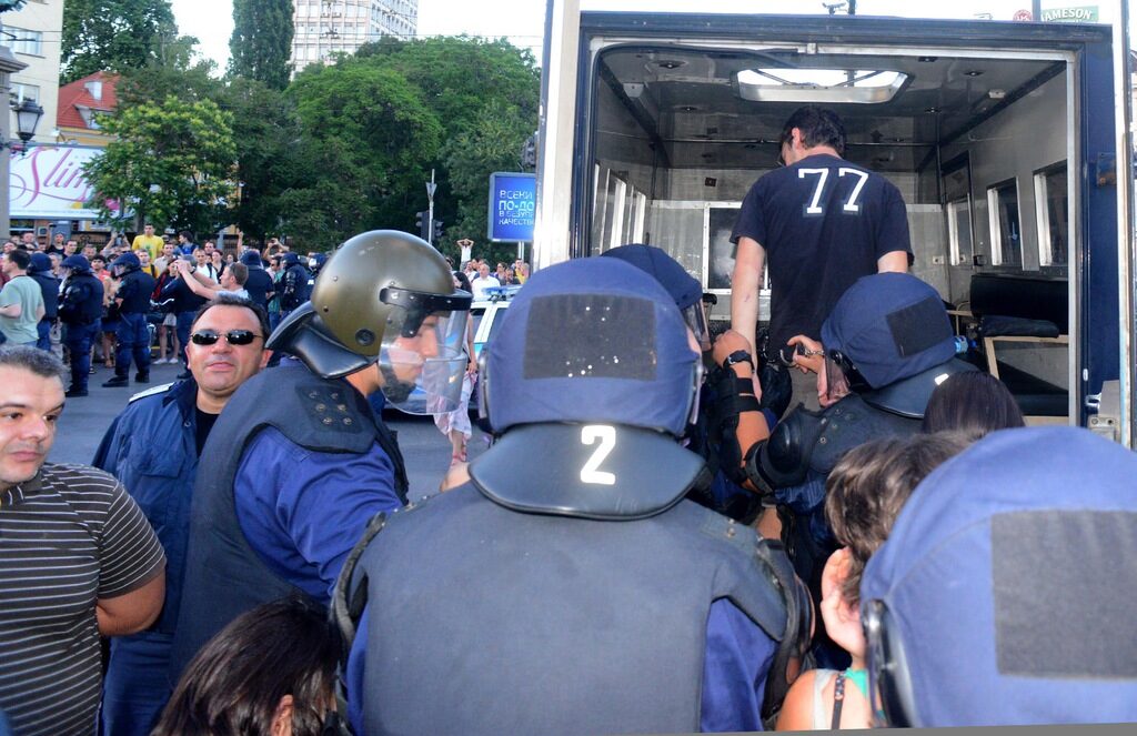 Повечето задържани в снощния протест на "Орлов мост" са били освободени късно вечерта