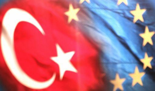 Броят на сирийските бежанци в Турция вече достига 400 000 души и страната е под натиск да регулира правния им статут в момент, когато се опитва да поднови преговорите за членство в ЕС, отбелязва агенцията.