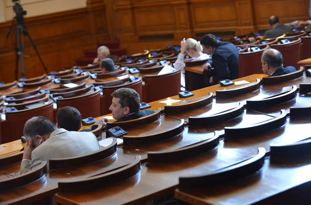 Парламентът прие окончателно новия закон за отпадъците след година дискусии
