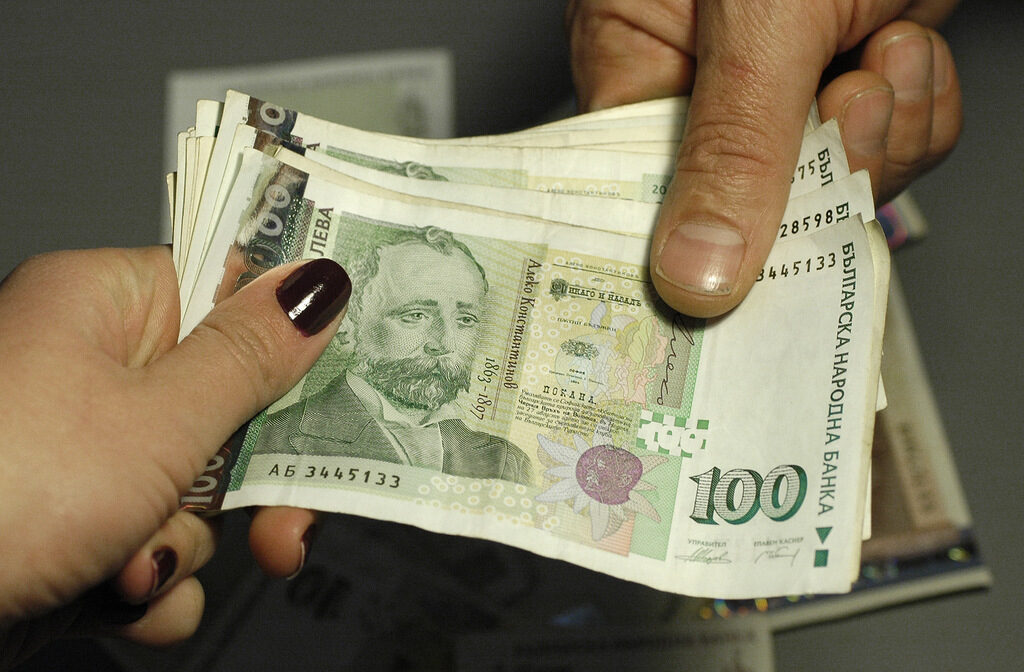Държавните служители официално остават без бонуси