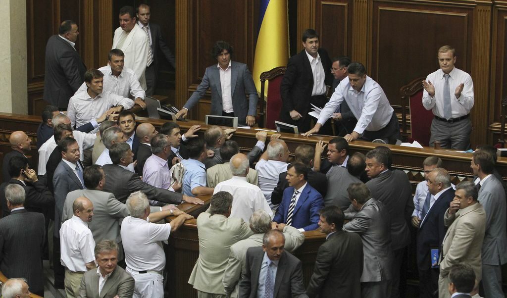 Опозицията не успя и физически да спре председателя на парламента да даде начало на гласуването