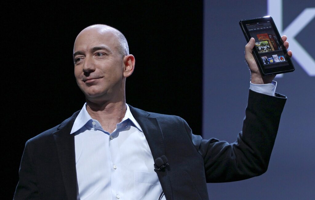 Джеф Безос, изпълнителен директор на Amazon, демонстрира Kindle Fire - първият сериозен конкурент на таблета iPad.