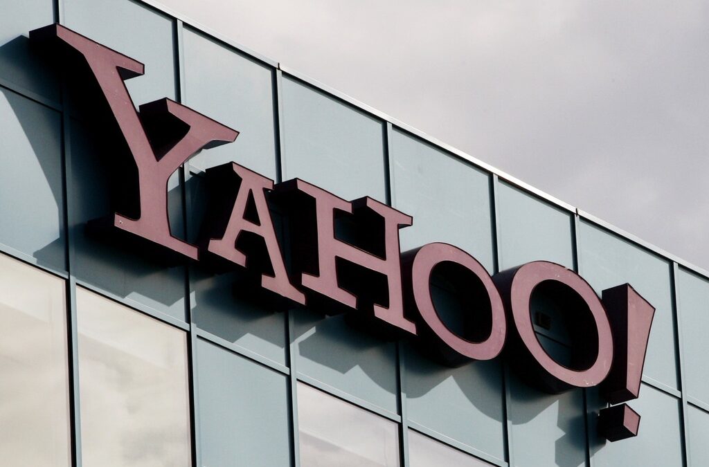 Хакери откраднаха данните на 453 000 потребители на Yahoo