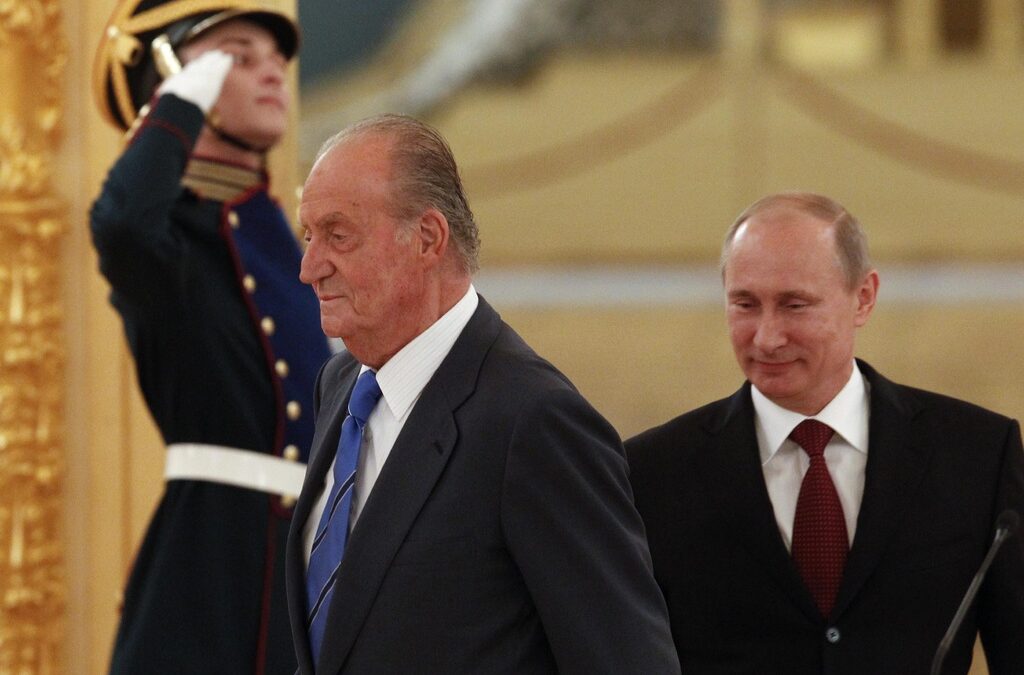 Испанският крал Хуан Карлос след срещата си с руския президент Владимир Путин, по-рано тази седмица Испанският крал Хуан Карлос след срещата си с руския президент Владимир Путин, по-рано тази седмица