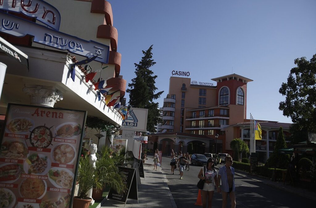 Туристите в Слънчев бряг очевидно не се притесняват особено от атентата, разтърсил Бургас преди дни. Туристите в Слънчев бряг очевидно не се притесняват особено от атентата, разтърсил Бургас преди дни.