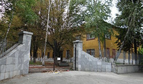 Входът на бившата казарма в Пазарджик, където през 2013 година вече ще има изградена автогара<br />
