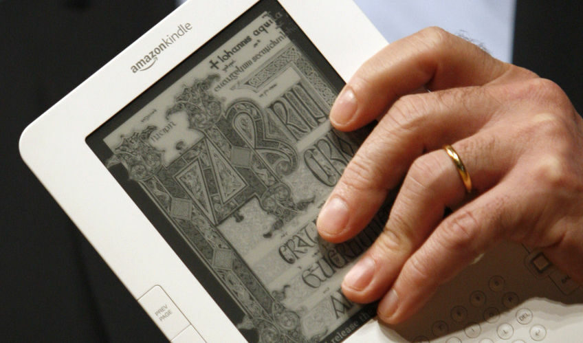 Притежателите на Kindle продължават да са сред най-големите любители и на традиционни книги. Притежателите на Kindle продължават да са сред най-големите любители и на традиционни книги.